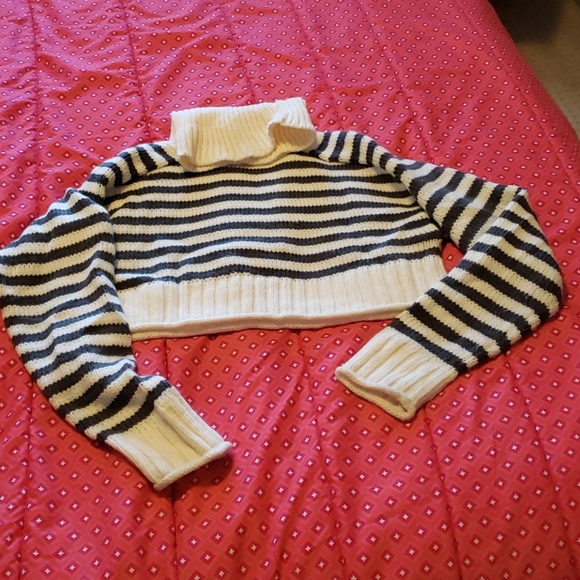 Zara Sweaters - 3/45 Grey and cream Zara crop sweater Size large